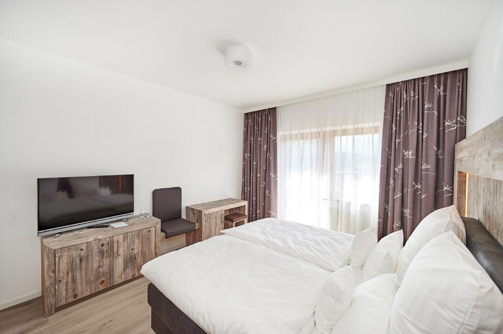 Televízia a/alebo spoločenská miestnosť v ubytovaní Hotel ZUM STERNENHOF