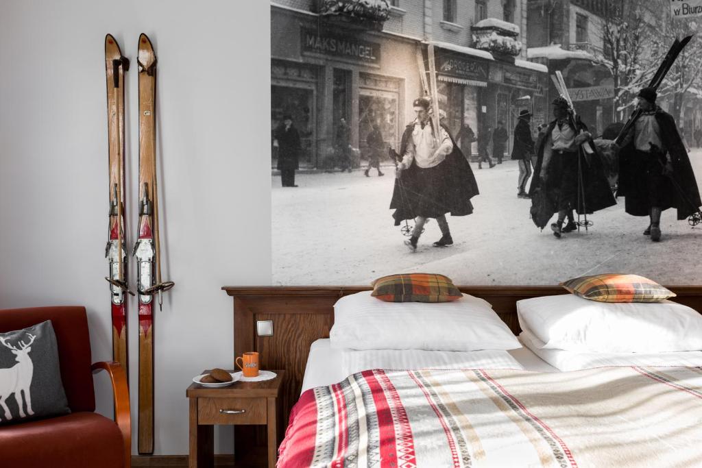 um quarto com duas camas e uma foto de uma rua em Apartamenty Folk & Art Krupówki 25 em Zakopane