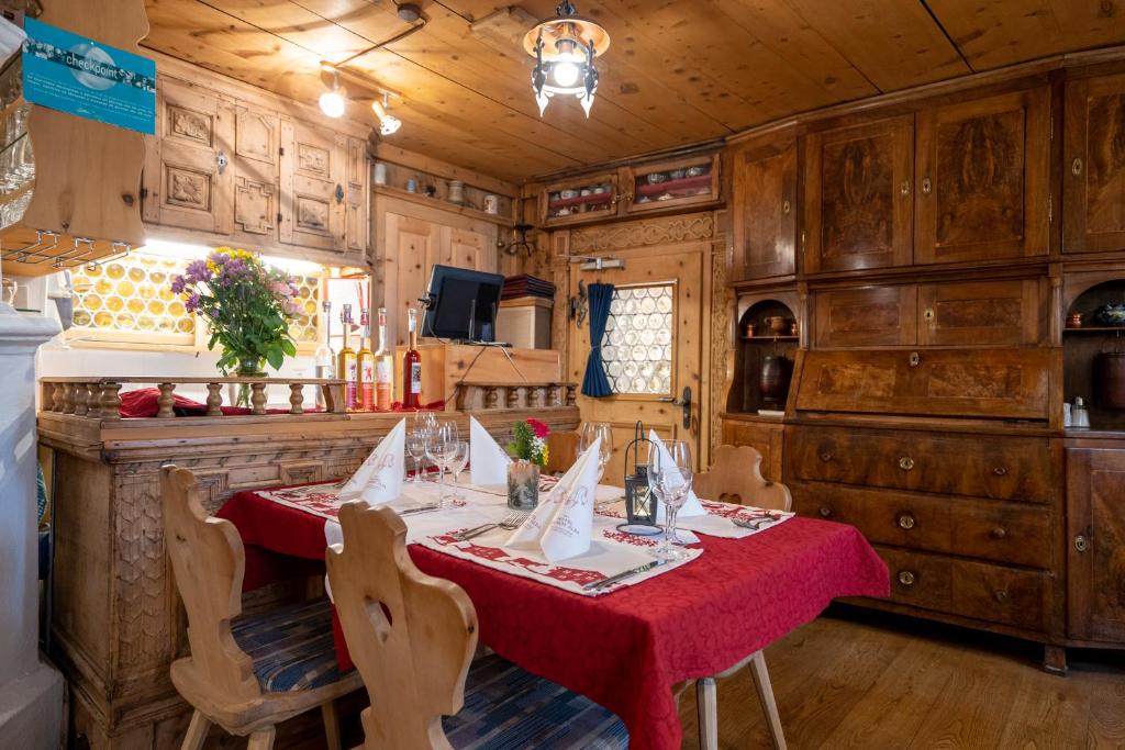 TV a/nebo společenská místnost v ubytování Hotel Crusch Alba Sta Maria