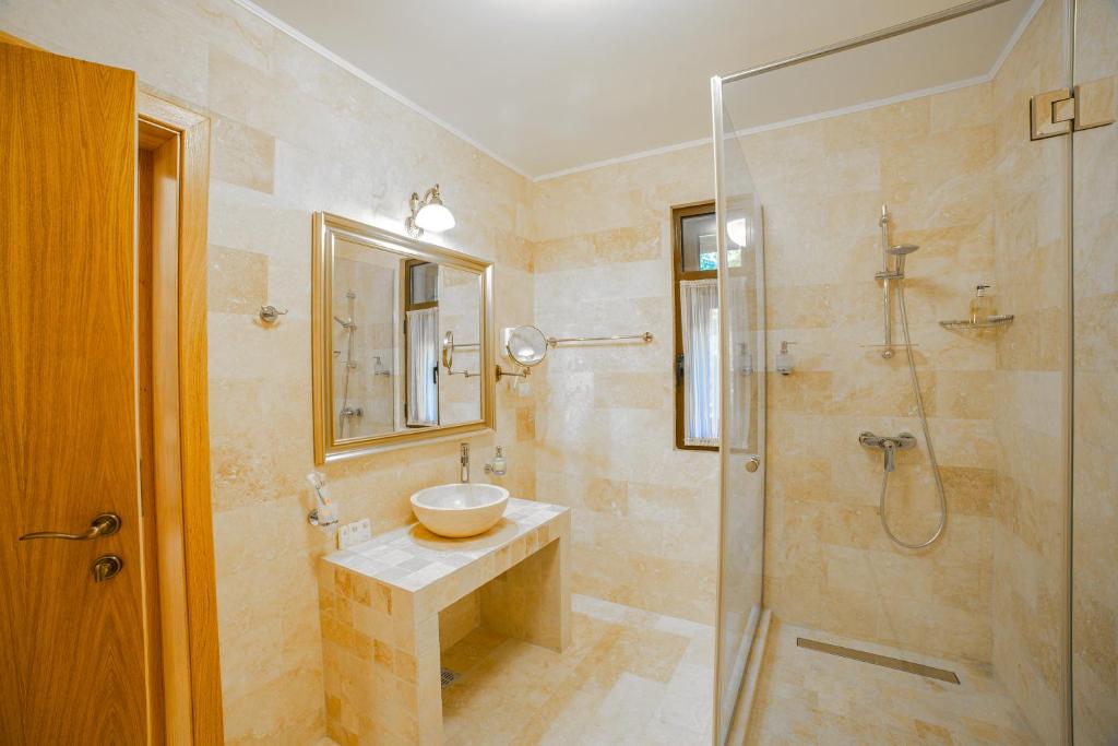 Imperial - Double Room With Balcony (2 Adults + 1 Child)