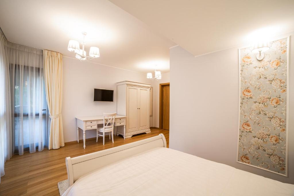 Imperial - Deluxe Double Room (2 Adults + 1 Child)