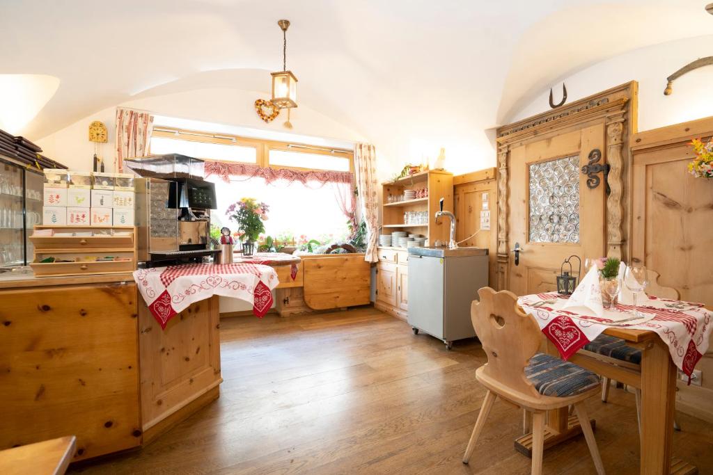 Kuchyň nebo kuchyňský kout v ubytování Hotel Crusch Alba Sta Maria