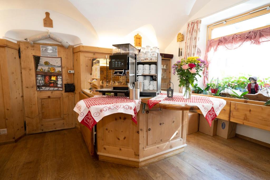 Kuchyň nebo kuchyňský kout v ubytování Hotel Crusch Alba Sta Maria
