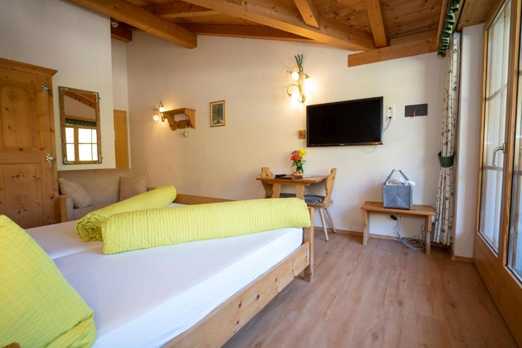 TV a/nebo společenská místnost v ubytování Hotel Crusch Alba Sta Maria