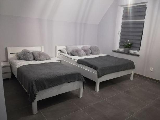 2 camas con almohadas en una habitación en u Ptaka - Podgórzyn en Podgórzyn