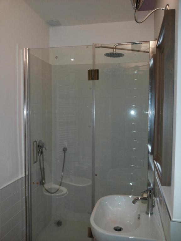 A bathroom at Goldoni77 - 3mins from Dateo station
