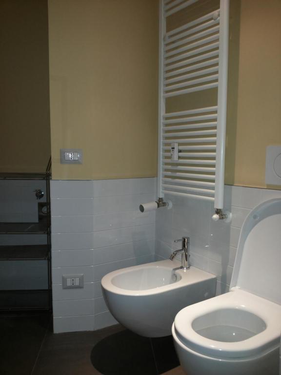 A bathroom at Goldoni77 - 3mins from Dateo station