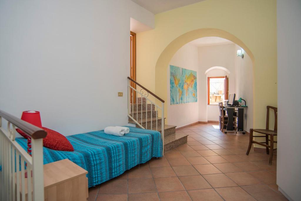 1 dormitorio con 1 cama con manta azul en Casa Lina, en Noto
