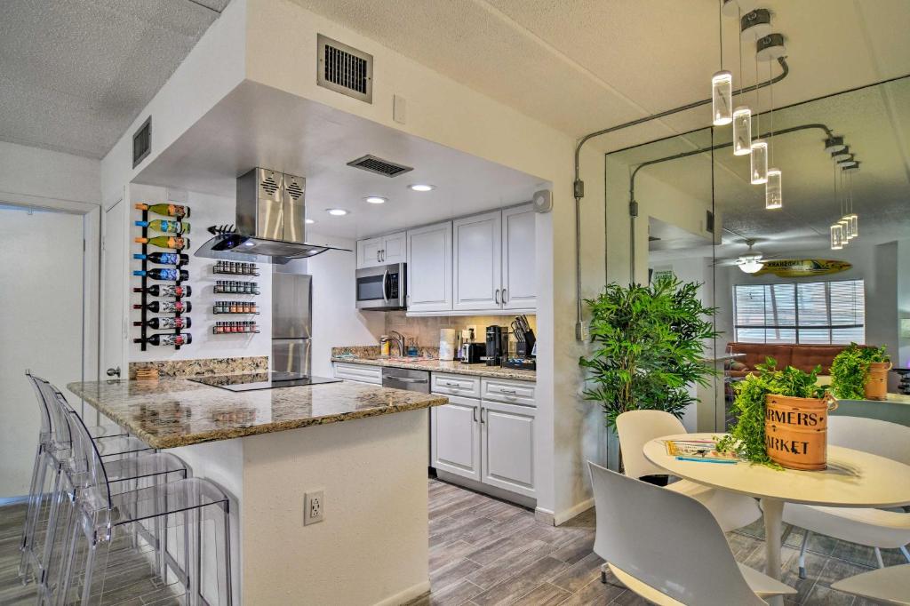 Köök või kööginurk majutusasutuses Less Than 2 Mi to Coast St Pete Beach Gem with Pool Access