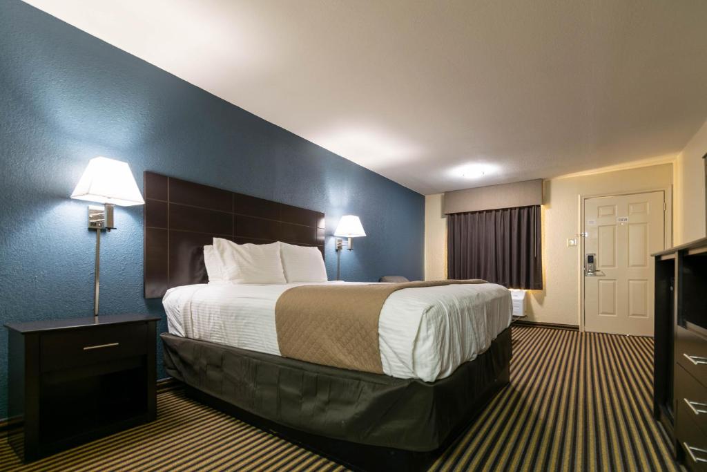 Countryside Inn - King Room - Non-Smoking