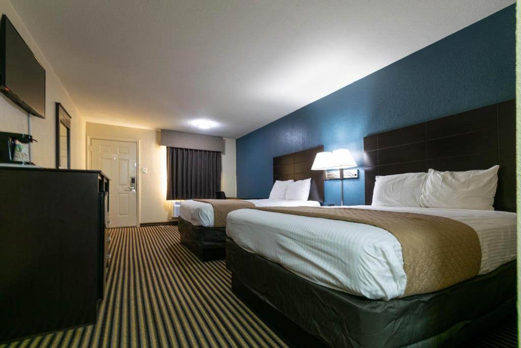 Countryside Inn - Queen Room With Two Queen Beds - Non-Smoking