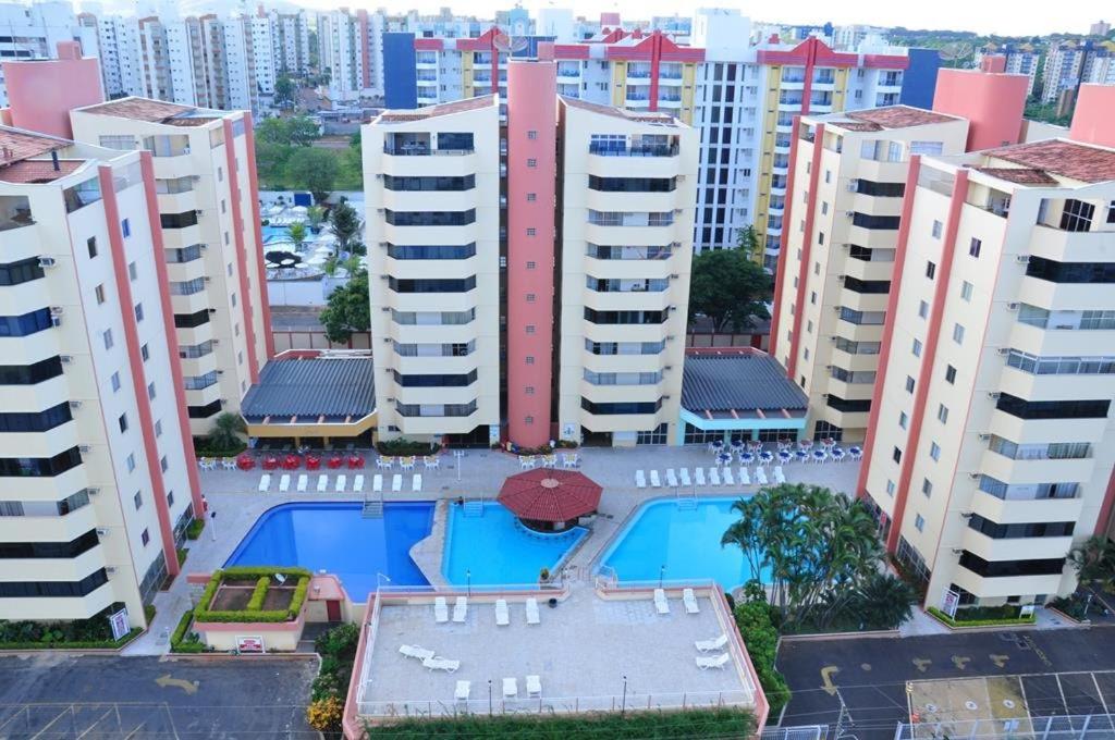 une vue aérienne sur une ville avec de grands bâtiments dans l'établissement Parque das Águas Quentes, à Caldas Novas