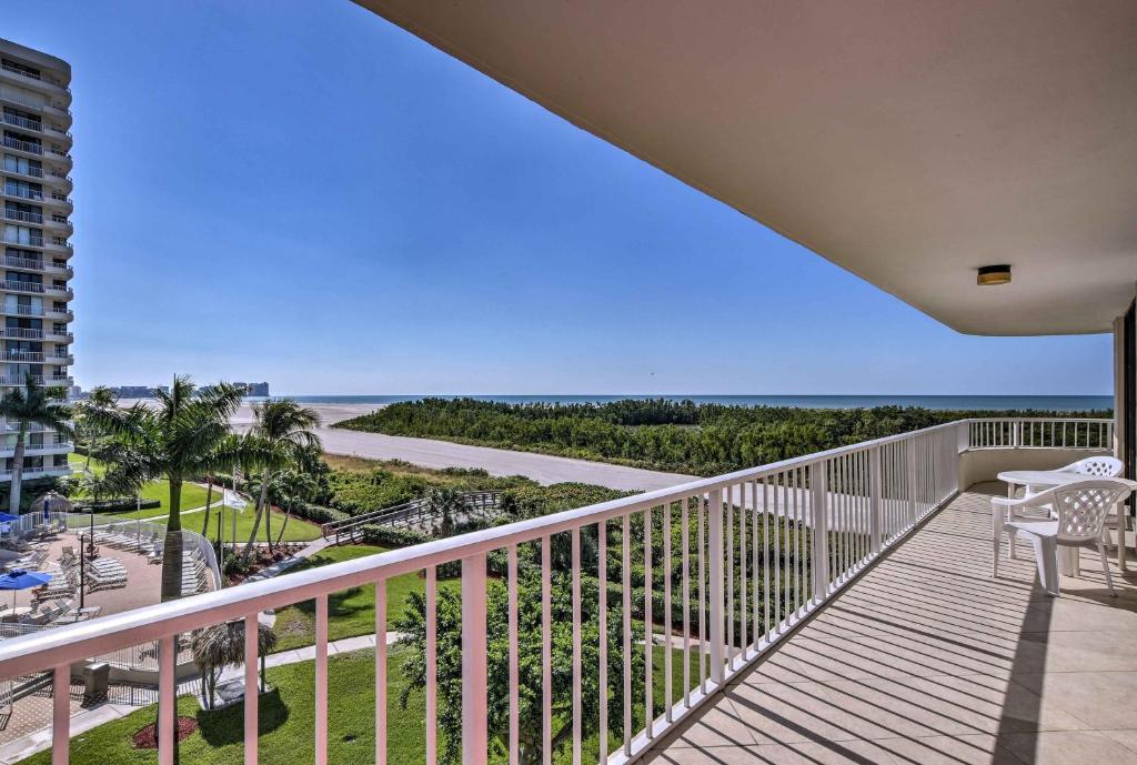 un balcón con vista a la playa en Sunny Getaway Community Amenities, Walk to Beach!, en Marco Island