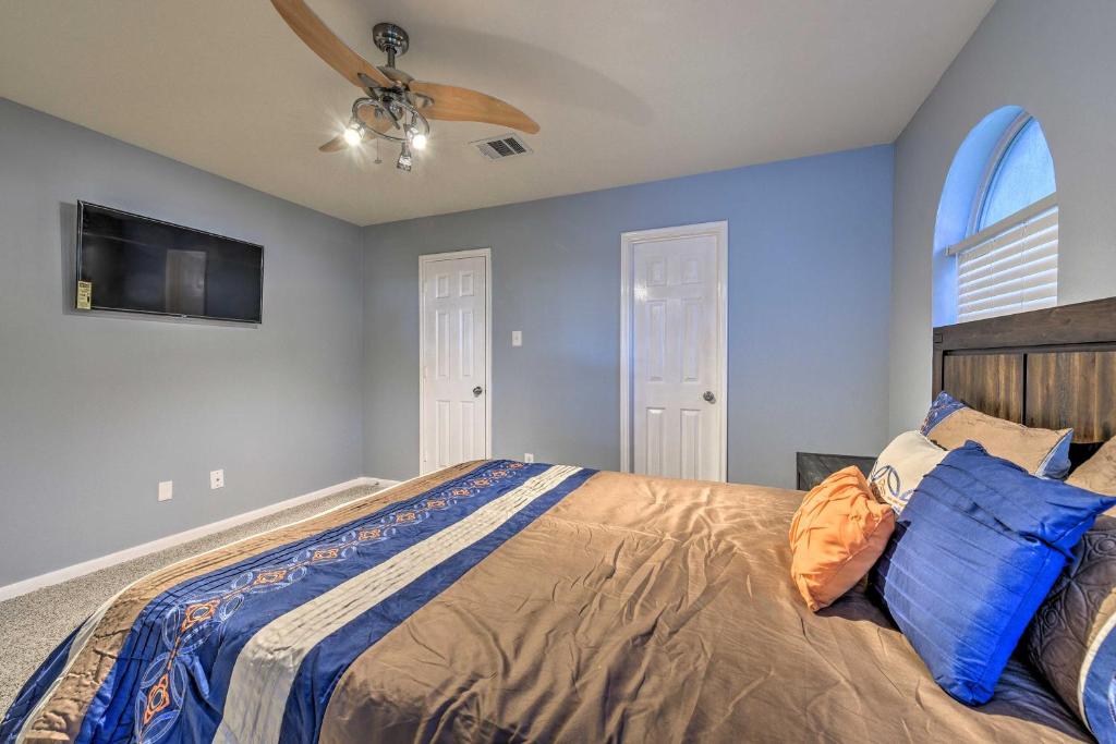 Un pat sau paturi într-o cameră la Houston Townhome By George Brown Convention Center