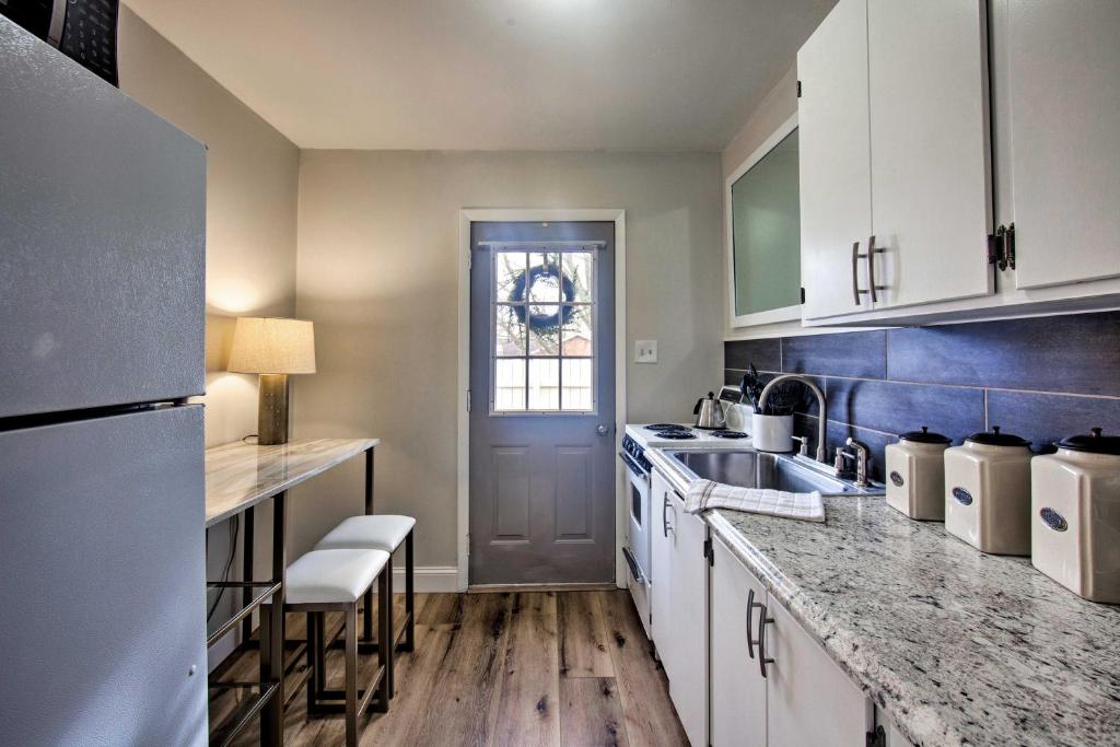 eine Küche mit weißen Schränken und einer Spüle in der Unterkunft Cozy Apartment with Patio 5 mi to Hershey Park! in Hummelstown