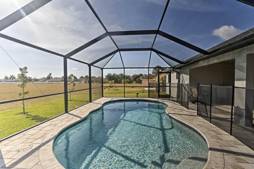einen Innenpool in einem Haus mit Glasdach in der Unterkunft Central Cape Coral House with Private Screened Pool! in Cape Coral