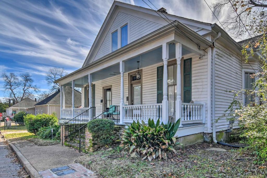 Casa blanca con porche delantero y porche en Bright Apartment, Near Vicksburg Military Park!, en Vicksburg