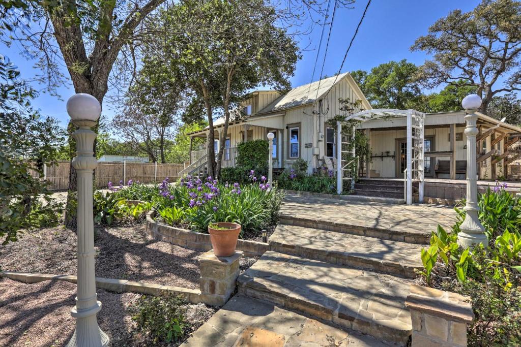 New Braunfels Home with Spacious Deck and BBQ Grill!, New Braunfels
