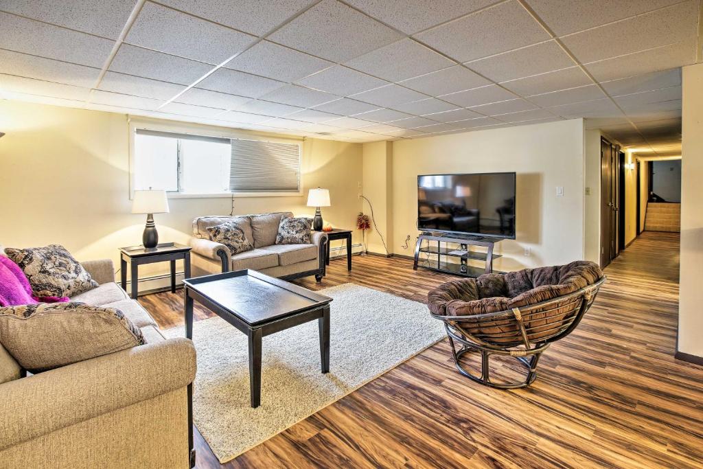 uma sala de estar com dois sofás e uma mesa em Lakefront Fairbanks Unit, 1 Mile to Pioneer Park! em Fairbanks