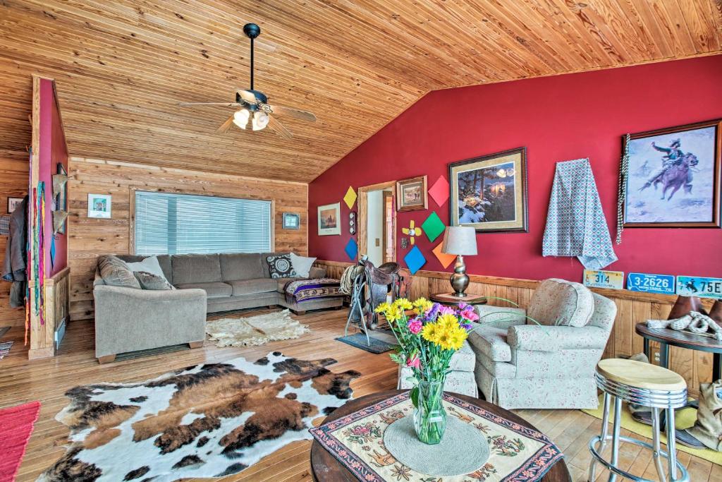 sala de estar con pared roja en 7-Acre Working Farm Near Lake Geneva Pets Welcome, en Burlington