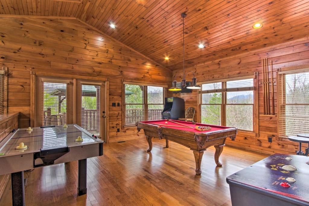 een kamer met een pooltafel en een pingpongbal bij Sevierville Cabin with Hot Tub and Large Deck! in McCookville