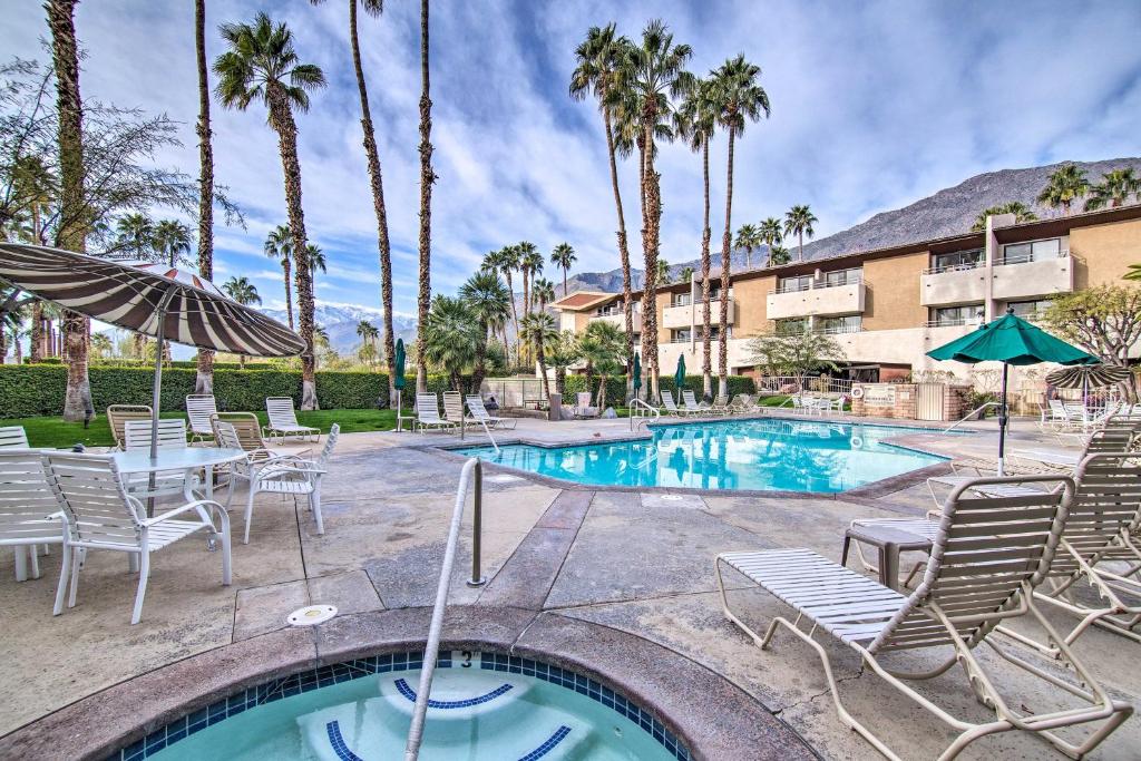 una piscina con sillas, una sombrilla y un edificio en Central Palm Springs Resort Condo with 2 Balconies, en Palm Springs