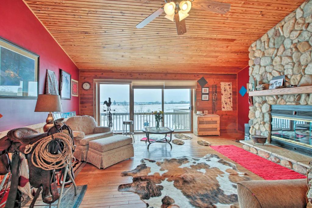 uma sala de estar com um sofá e uma lareira em Updated Cabin on 7 Acres - Day Trip to Lake Geneva em Burlington
