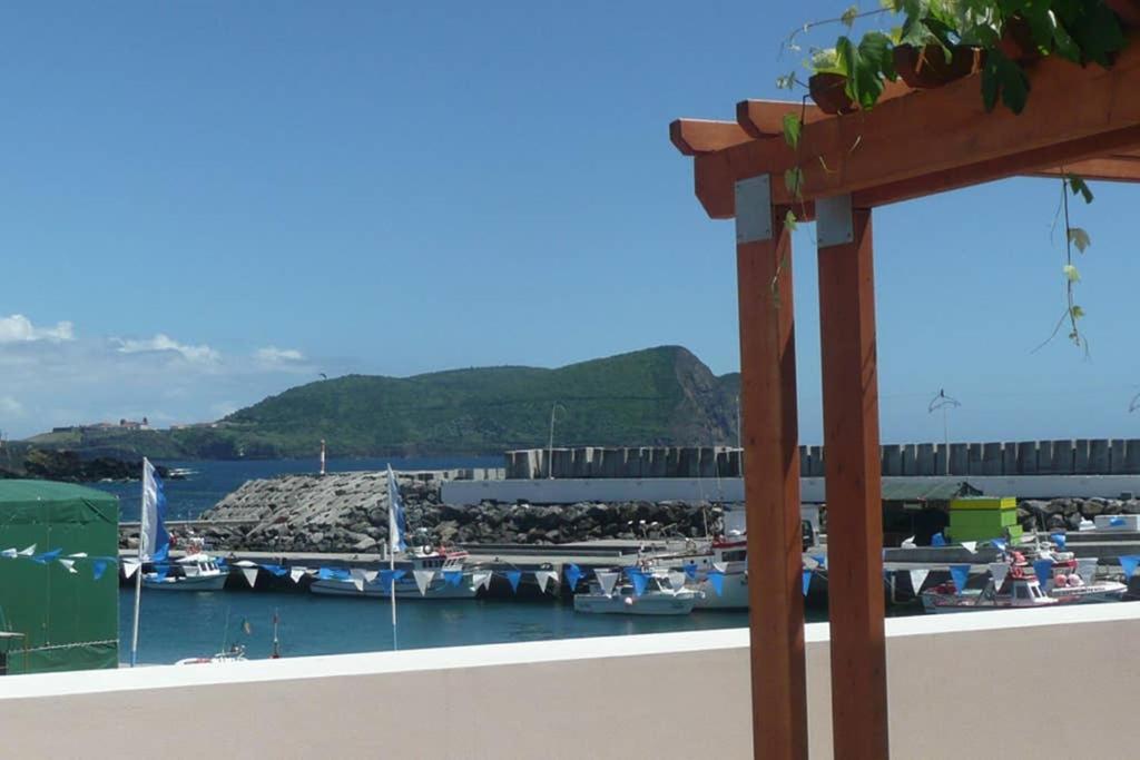 vista su un porto turistico con barche in acqua di OceanFront Studio - Casa Santo Antonio a São Mateus