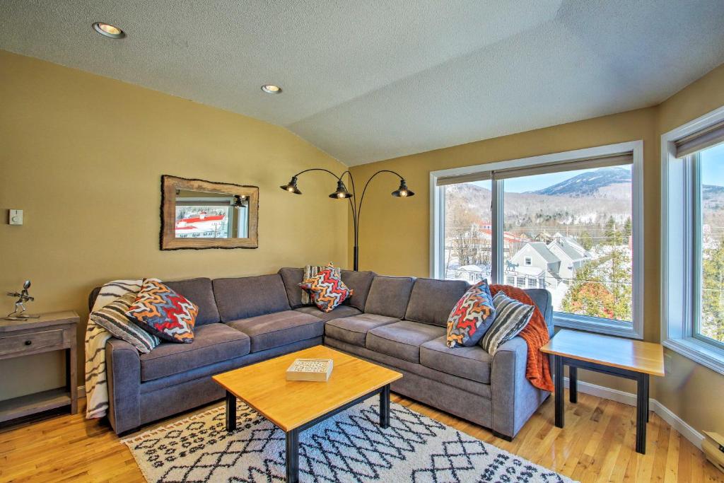 sala de estar con sofá y ventana grande en Lincoln Condo with Mtn Views, 2 Miles to Ski Resort!, en Lincoln
