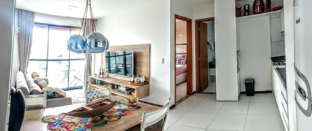 een woonkamer met een tafel en een bank bij Barra de São Miguel Quarto e sala ILOA 104S in Barra de São Miguel