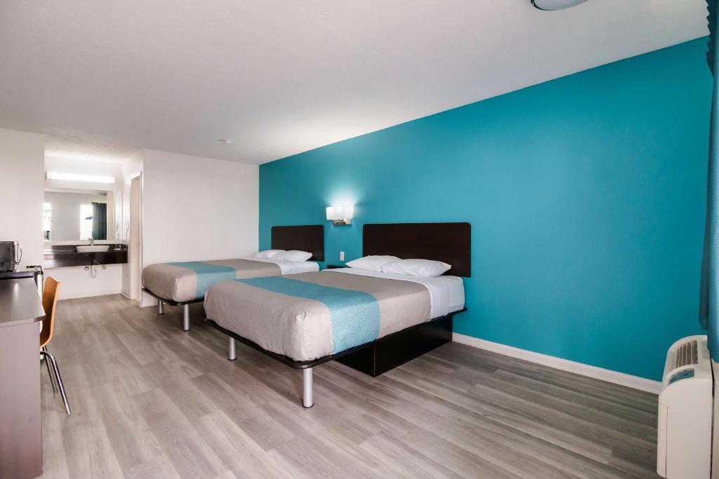 Motel 6-Metropolis, IL - Deluxe Queen Room With Two Queen Beds - Smoking