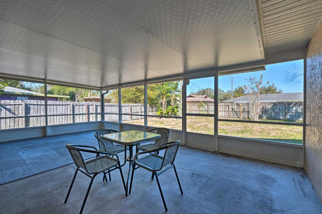 Habitación con balcón con mesa y sillas. en Sunny Florida Escape with Patio Near Disney World!, en Deltona