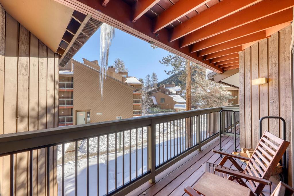 balcone con sedia e vista sulla piscina di Wild Irishman 1080 a Dillon