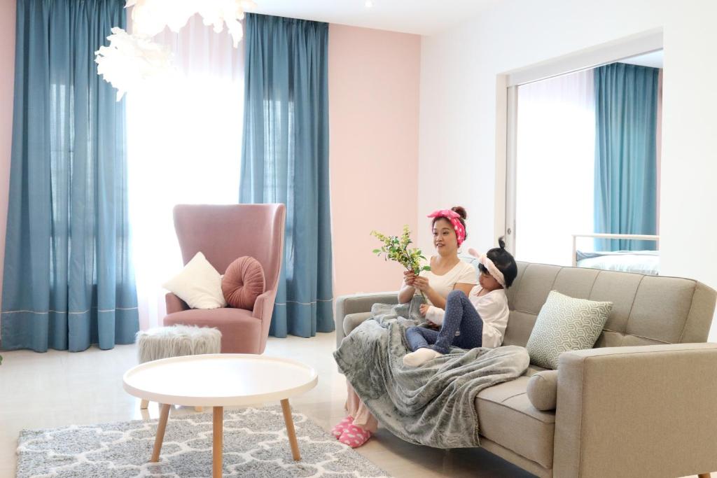 Ruang duduk di Octagon Ipoh by Plush