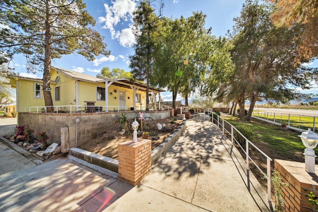 1-Acre Farmhouse - 2 Miles to Phoenix Raceway - Housity