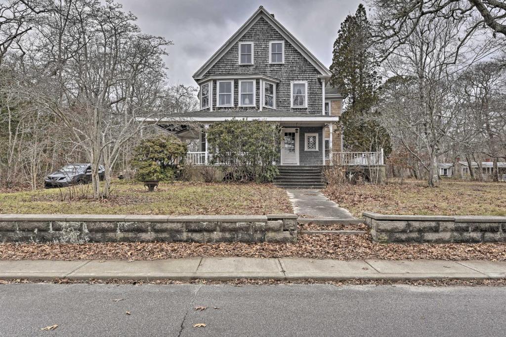 una casa sentada al lado de una calle en Apt on Vineyard Haven Near Nantucket Sound!, en Vineyard Haven