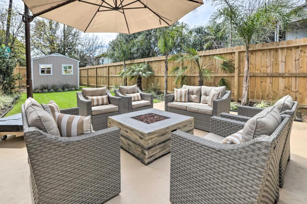 Χώρος καθιστικού στο Walk to Beach Home in Galveston!