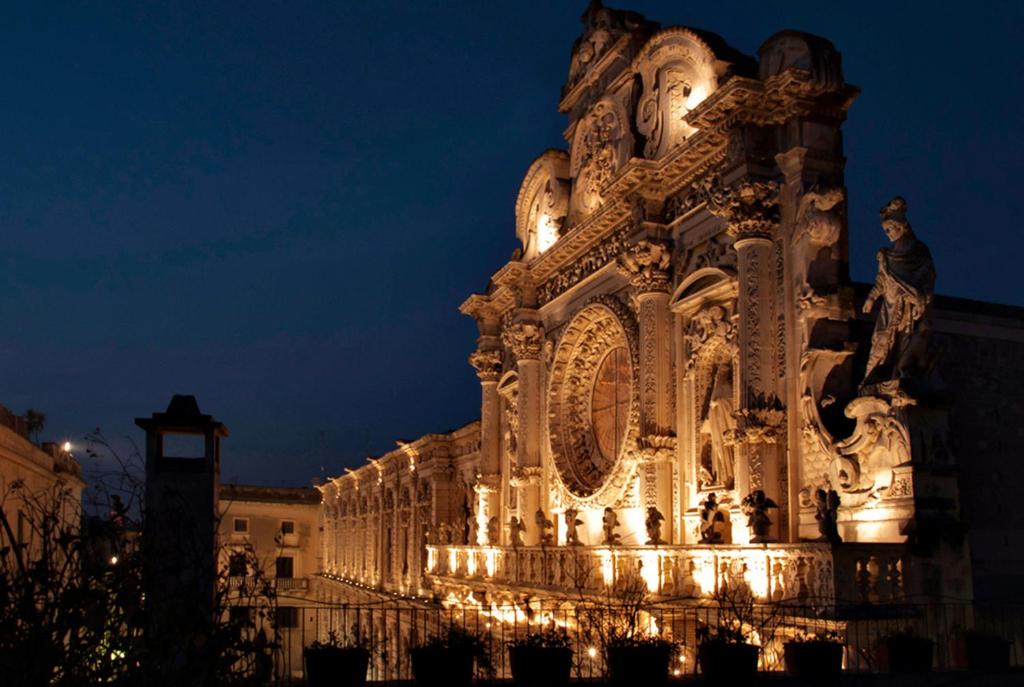un edificio con luces encendidas por la noche en Dei Due Portoni Suite Storica, en Lecce