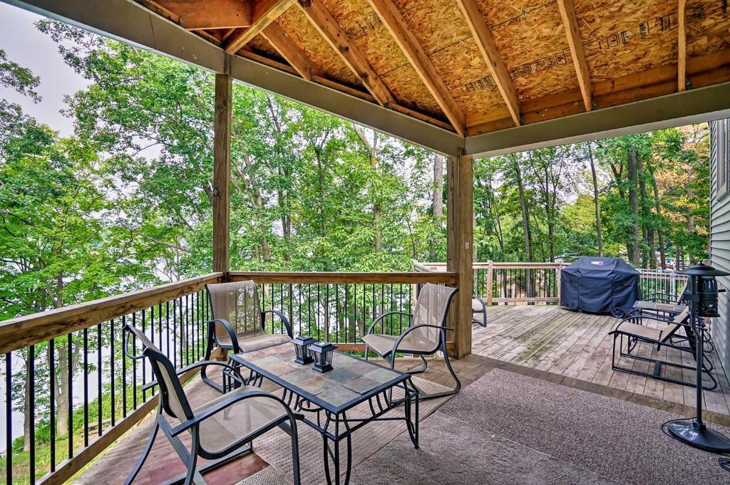 Grand Rapids Area Lakefront House with Dock - Vakantiehuis