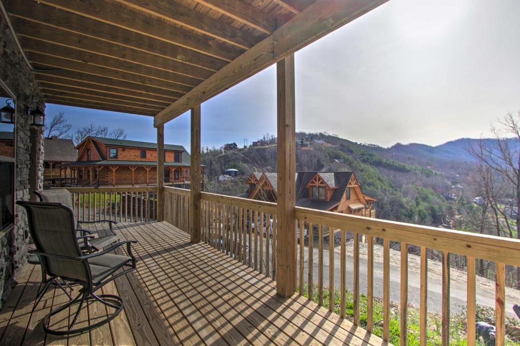 Smoky Mtn Log Cabin with Hot Tub and Panoramic Views!