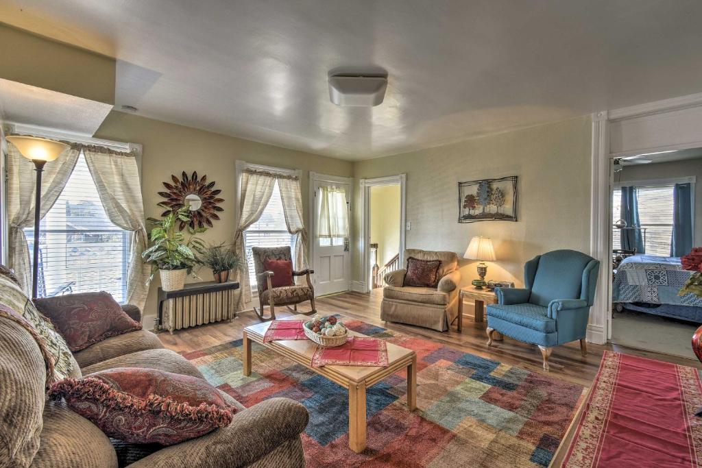 ein Wohnzimmer mit einem Sofa und einem Tisch in der Unterkunft Lake Michigan Vacation Rental 1 Block to Marina! in Manitowoc