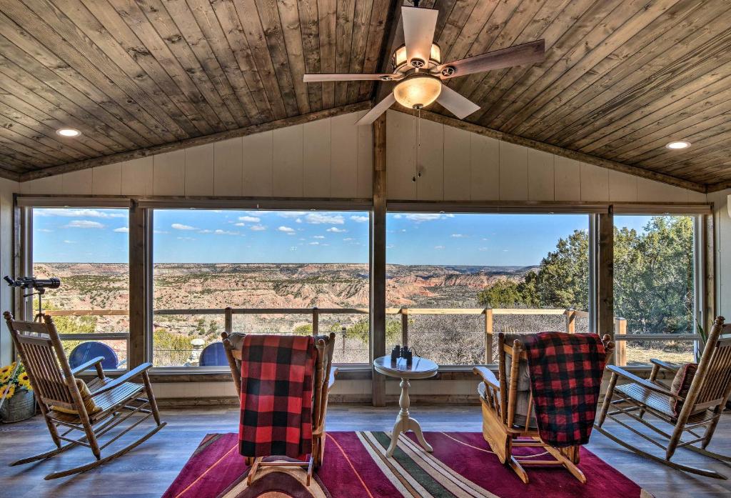 sala de estar con sillas y ventilador de techo en Charming Texas Home with Stunning Canyon Views! en Canyon