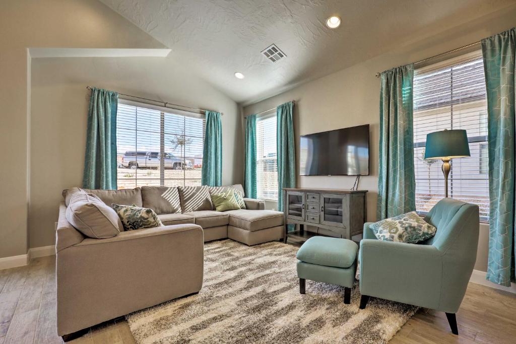 una sala de estar con un sofá y dos sillas en Utah Home with Pool Access Near St George and Zion!, en Washington