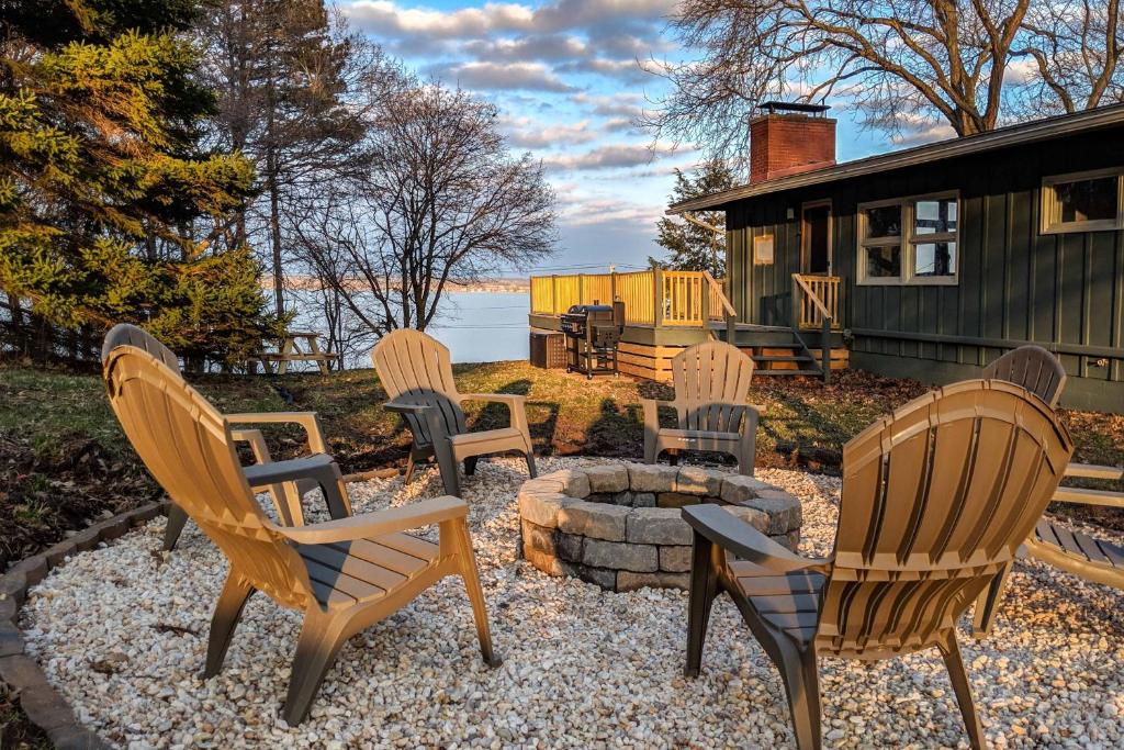Renovated and Cozy Cottage on Cayuga Lake Wine Trail, Seneca Falls