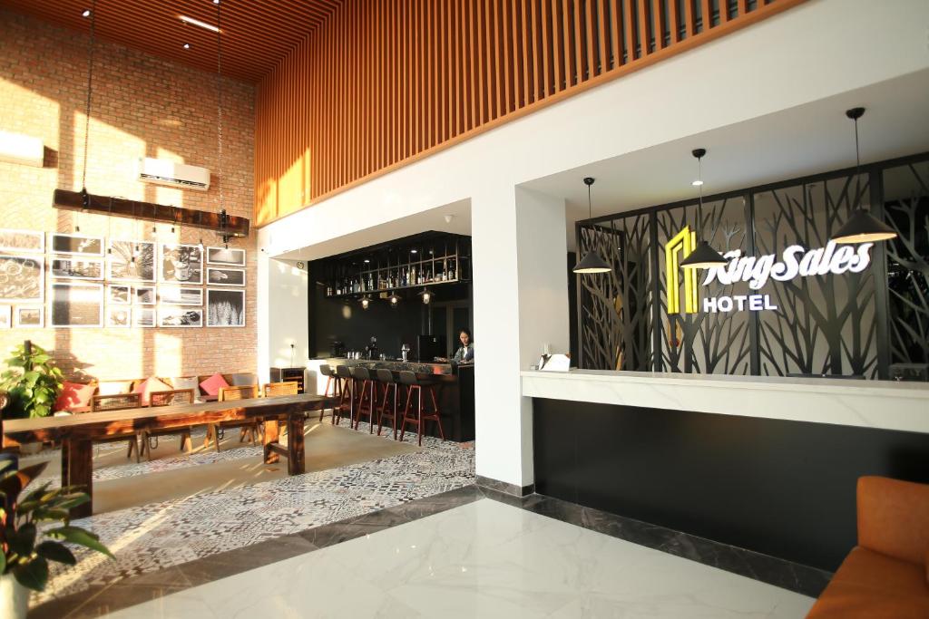 un restaurante con un bar con mesas y sillas en KingSales Hotel en Thanh Hóa