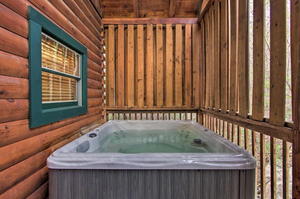 eine Sauna mit einem Whirlpool in einer Holzwand in der Unterkunft Pigeon Forge Cabin with Hot Tub 5 Mi to Dollywood in Pigeon Forge