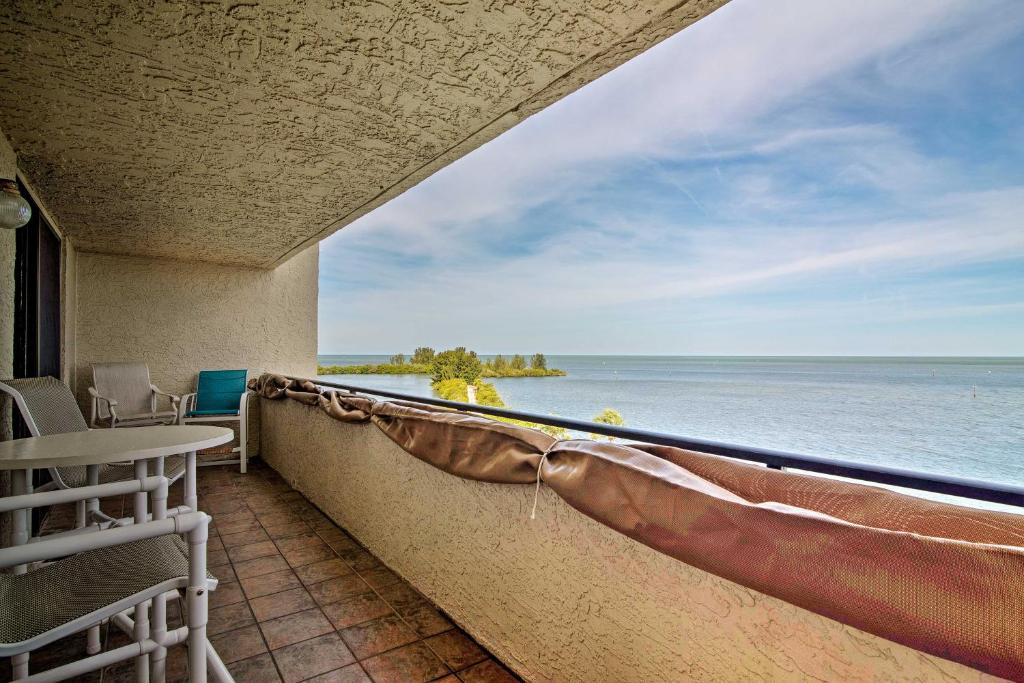 einen Balkon mit Meerblick in der Unterkunft Hudson Resort Condo with Gulf Views and Beach! in Hudson