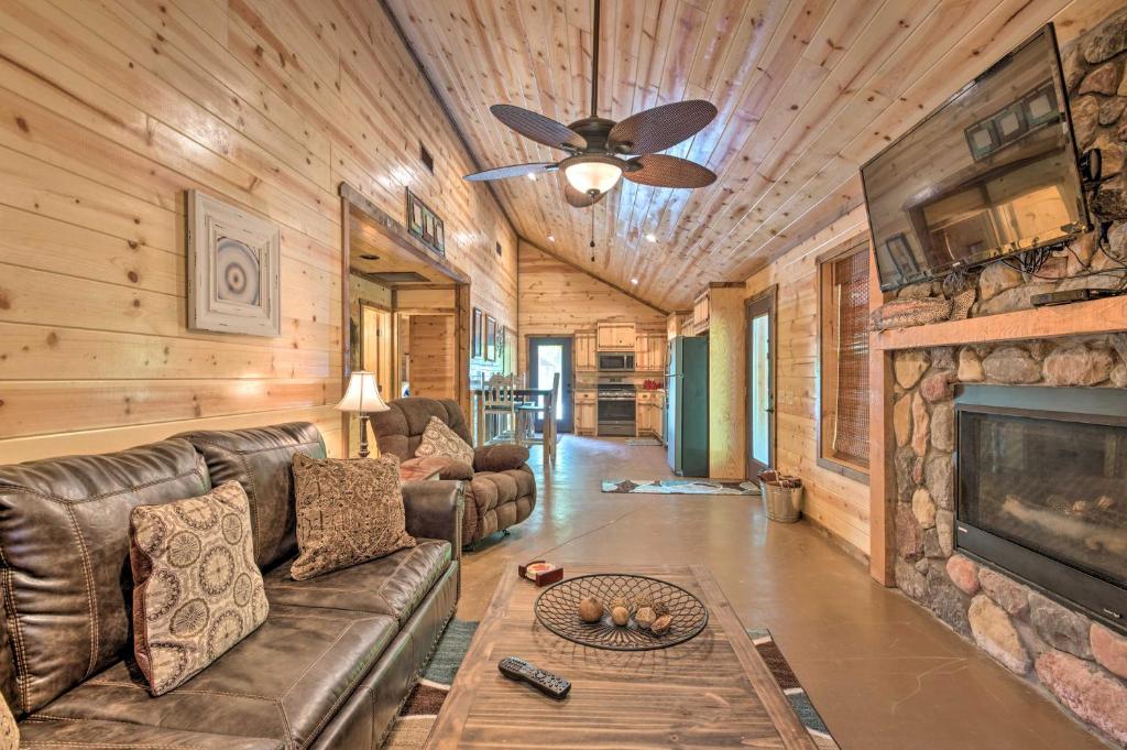 Cabin with Hot Tub - Near Broken Bow Lake and Hiking!