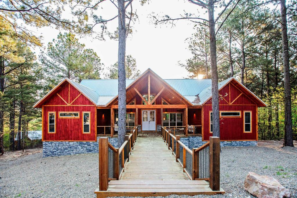 Luxury Broken Bow Cabin with Hot Tub Less Than 4 Mi to Lake!, Stephens