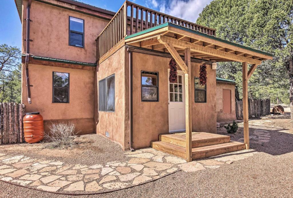 une maison avec un kiosque devant elle dans l'établissement Peaceful Rowe Home with Pecos Natl Park Views!, à Rowe